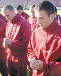 Авариралите Б. Хазуров /вдясно/ и К. Янев бяха изчакани търпеливо от съотборници и треньори