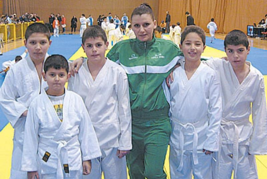 Б. Трънков /вляво/ донесе първия медал за санданчани в Солун