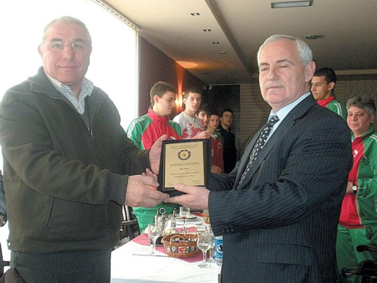 Президентът на косовската хандбална федерация Мехмет Деяджа връчва българската награда на Стоян Иванов