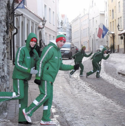 Кучешкият студ в Талин не уплаши нашите, които разгледаха стария град и имитираха култовата сцена от видеоклип на рок звездите от “Дженезис”