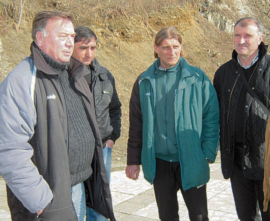 Легендарният екснационал Павел Панов /най-вляво/ е желан събеседник за футболните хора от Благоевград