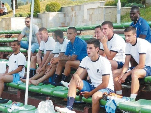 А. Гущеров /в средата със синята фланелка/ чака реда си да влезе на терена срещу доскорошния си отбор