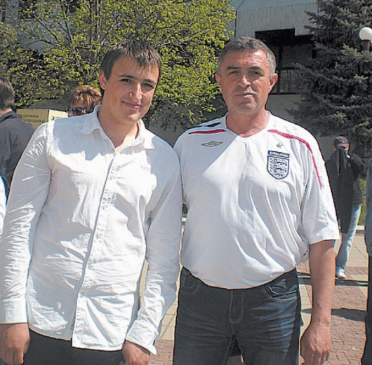 Гордият баща Йордан Милчев със сина си Николай, член на ШК “Валенсия” /Испания/