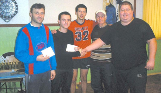Ап. Баталов /вдясно/ награждава призьорите Сп. Алексиев, Д. Спасов и М. Тотев