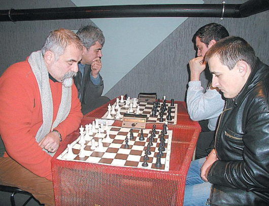 М. Стойнев /вторият отляво/ победи мм Н. Милчев /вдясно/, което му откри пътя към върха