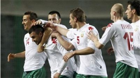 Бодуров с №5 поздравява Божинов за гол в националния отбор