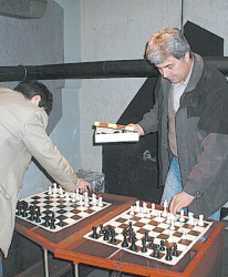 М. Стойнев /вдясно/ и Вл. Дяков заиграха феърплей още с влизането си в залата