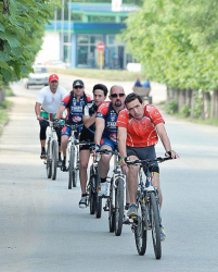 Кандидат-учредителите на клуба по велотуризъм рядко спираха за почивка по трасето