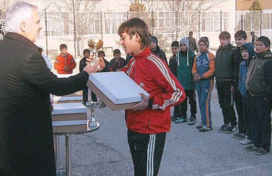 Кметът на Петрич Вельо Илиев връчи торта и купата на победителите в най-ниската възрастова група на капитана на “Белите орли” Илия Стаменов