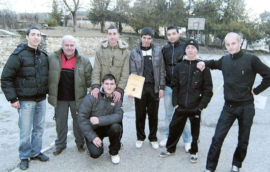 Шампионите при средношколците Ст. Ярчев и Г. Бусаров /в средата/ с част от конкурентите си