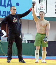 Бившият световен шампион Л. Геджев вдига ръката на Мартин Манов