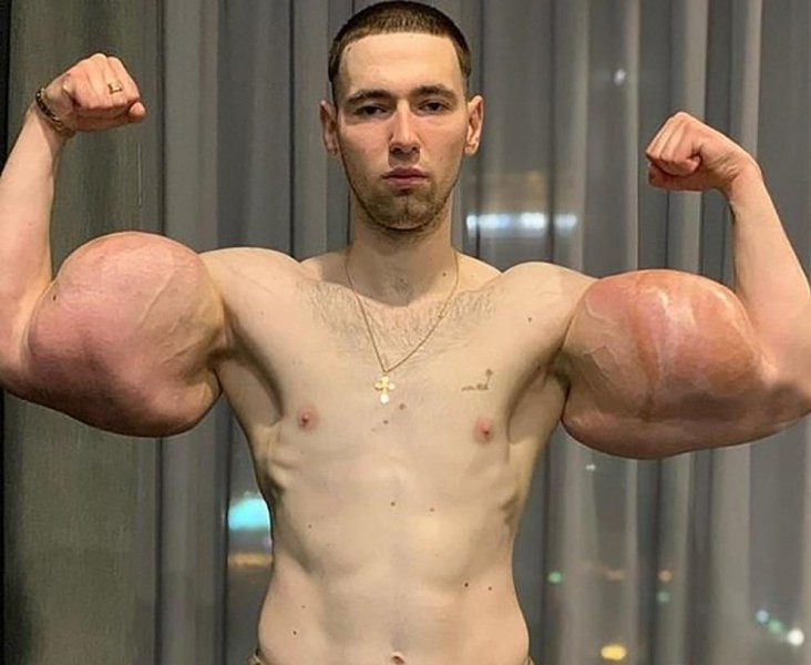 Мужик с бицепсами