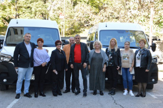Община Благоевград с два нови микробуса за нуждите на социални центрове